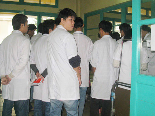 Sinh viên ngành Y thực tập quá tải bệnh viện